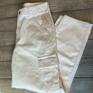 NWT white cargo boyfriend pants from universal thread size 2